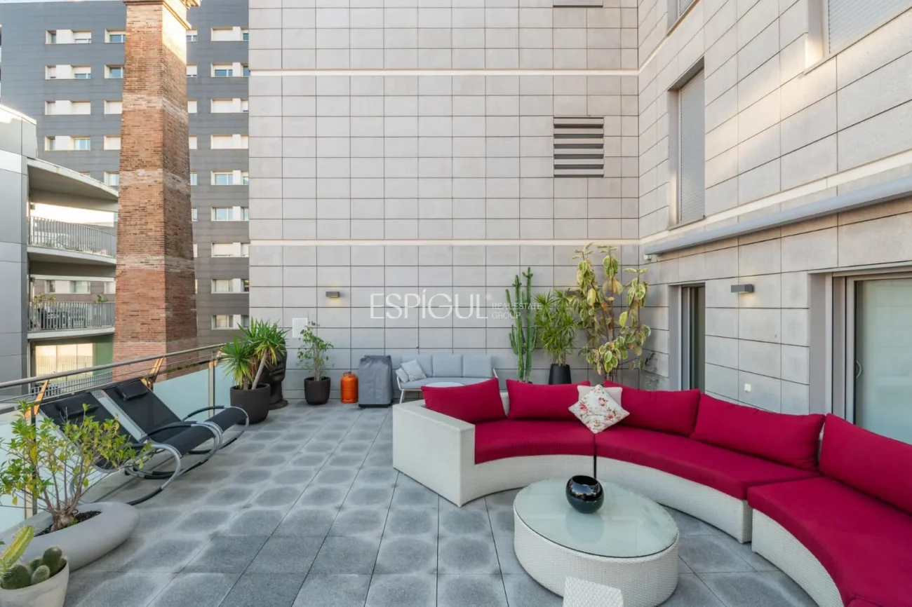 Pis exclusiu a l’Antiga Esquerra de l’Eixample amb terrassa privada de 100 m², finca moderna, pàrquing inclòs i acabats premium.
