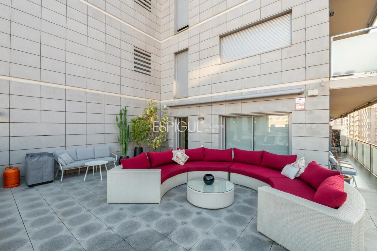 Pis exclusiu a l’Antiga Esquerra de l’Eixample amb terrassa privada de 100 m², finca moderna, pàrquing inclòs i acabats premium.