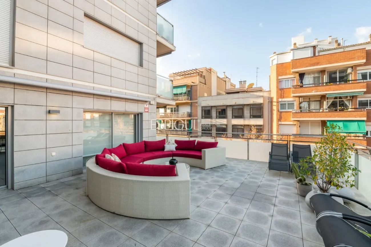 Pis exclusiu a l’Antiga Esquerra de l’Eixample amb terrassa privada de 100 m², finca moderna, pàrquing inclòs i acabats premium.