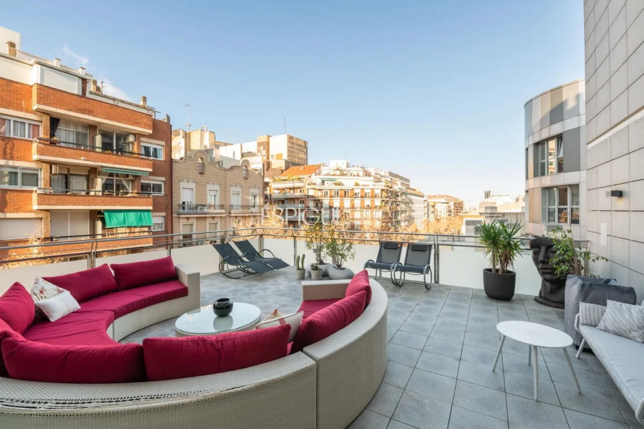 Pis exclusiu a l’Antiga Esquerra de l’Eixample amb terrassa privada de 100 m², finca moderna, pàrquing inclòs i acabats premium.