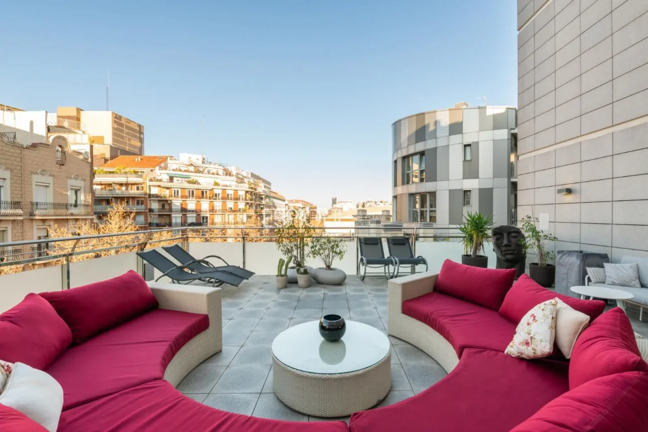 Pis exclusiu a l’Antiga Esquerra de l’Eixample amb terrassa privada de 100 m², finca moderna, pàrquing inclòs i acabats premium.