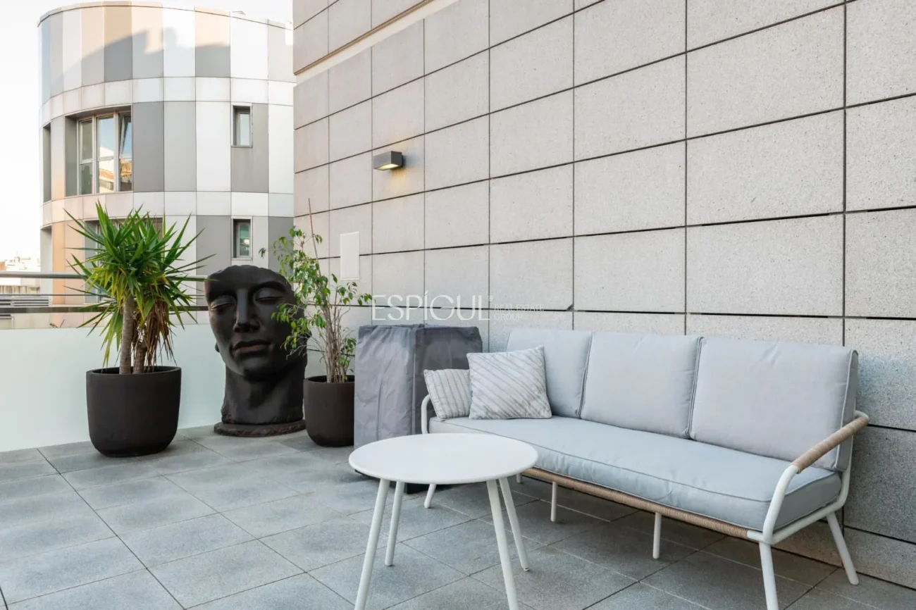 Pis exclusiu a l’Antiga Esquerra de l’Eixample amb terrassa privada de 100 m², finca moderna, pàrquing inclòs i acabats premium.