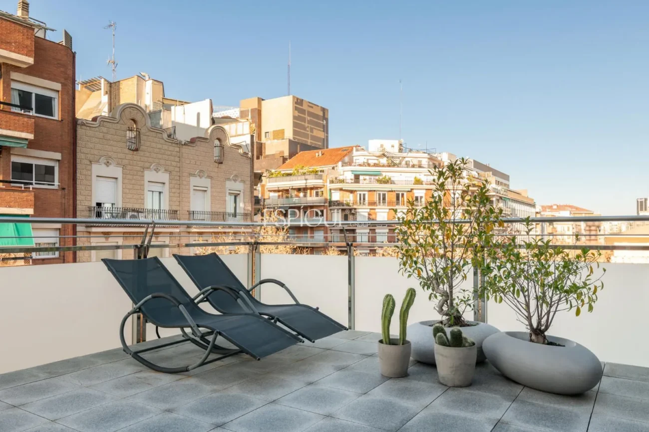 Pis exclusiu a l’Antiga Esquerra de l’Eixample amb terrassa privada de 100 m², finca moderna, pàrquing inclòs i acabats premium.