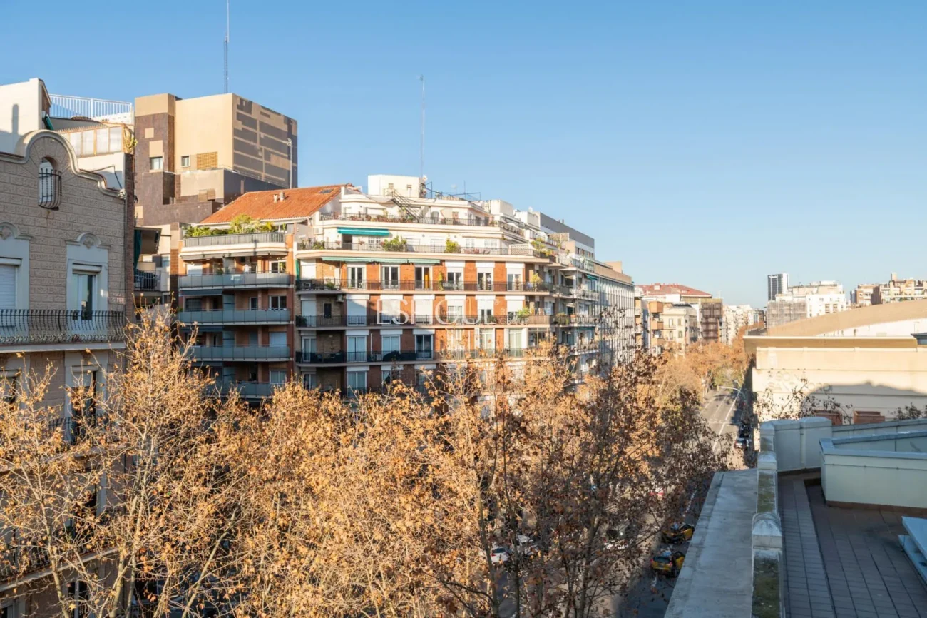 Pis exclusiu a l’Antiga Esquerra de l’Eixample amb terrassa privada de 100 m², finca moderna, pàrquing inclòs i acabats premium.
