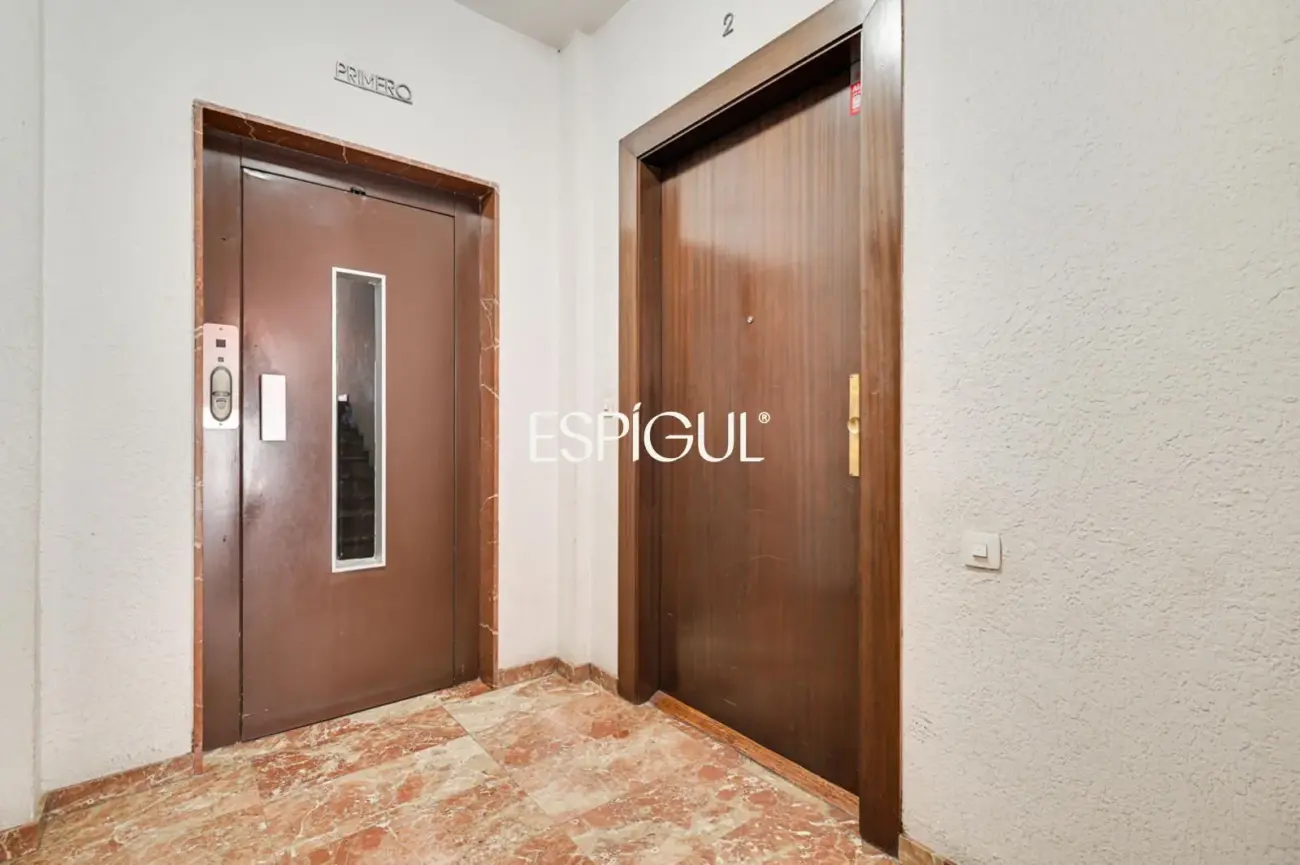 Amplio piso a reformar en venta en barrio de Sants