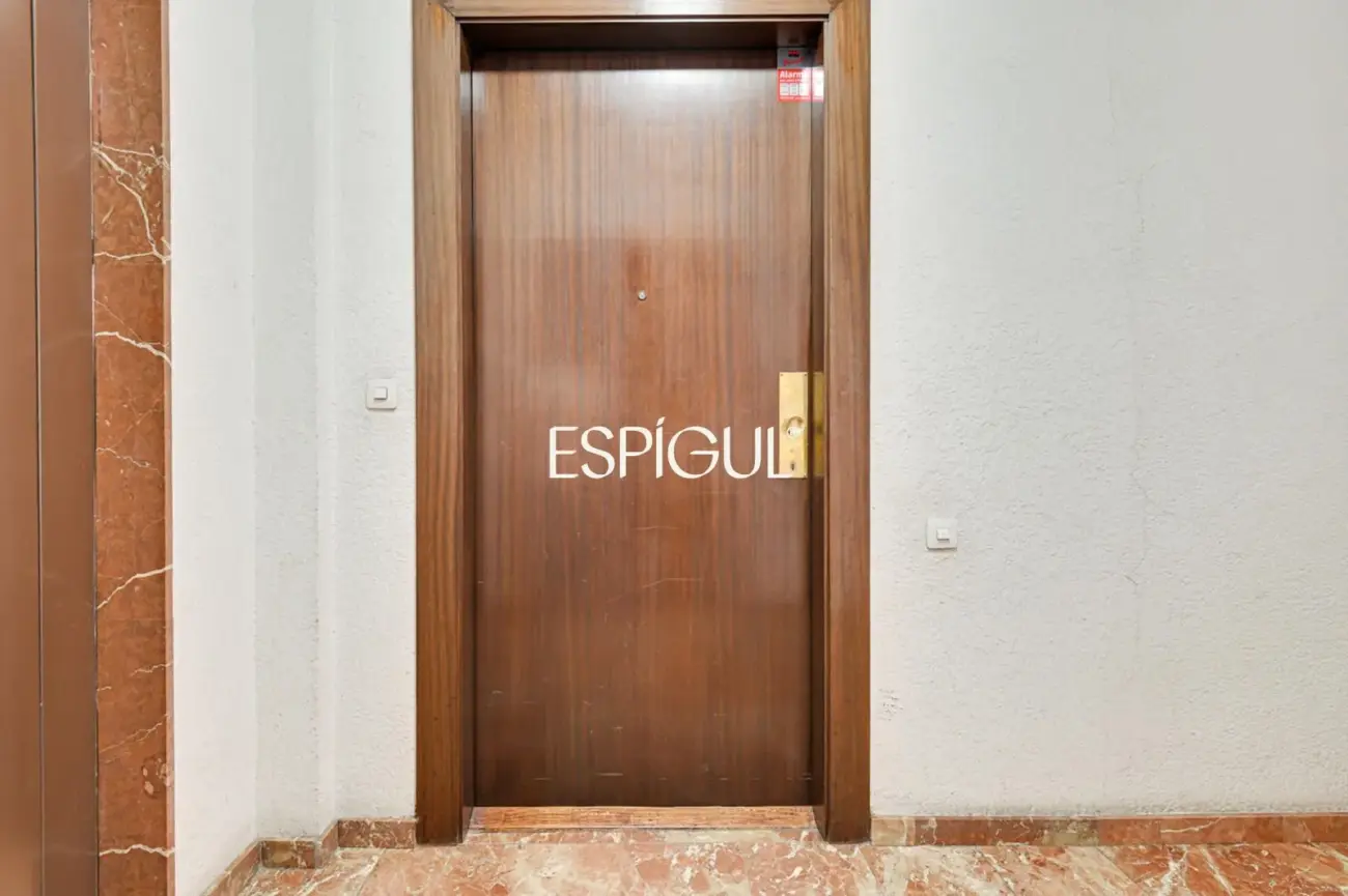 Amplio piso a reformar en venta en barrio de Sants
