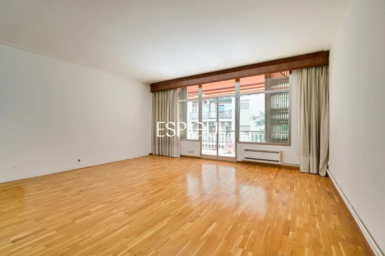Amplio piso a reformar en venta en barrio de Sants