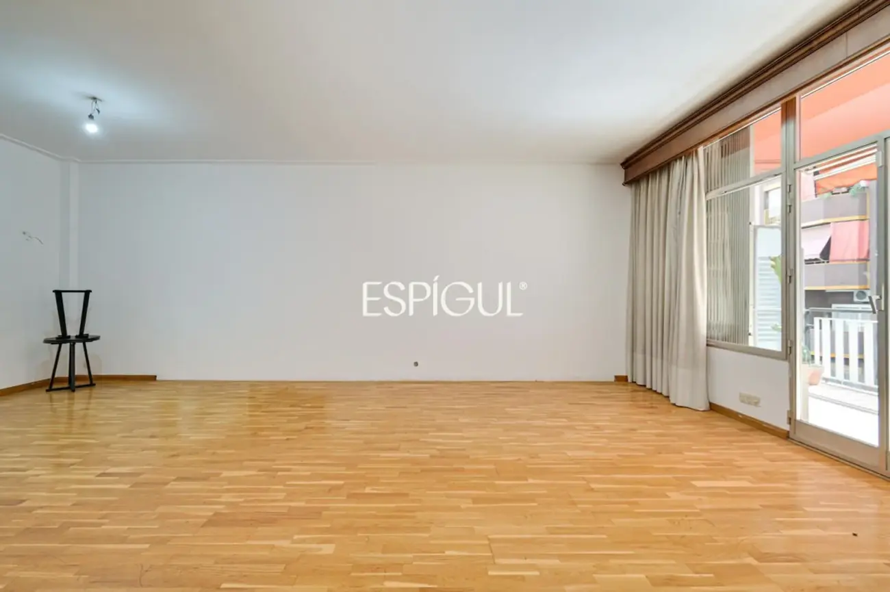 Amplio piso a reformar en venta en barrio de Sants
