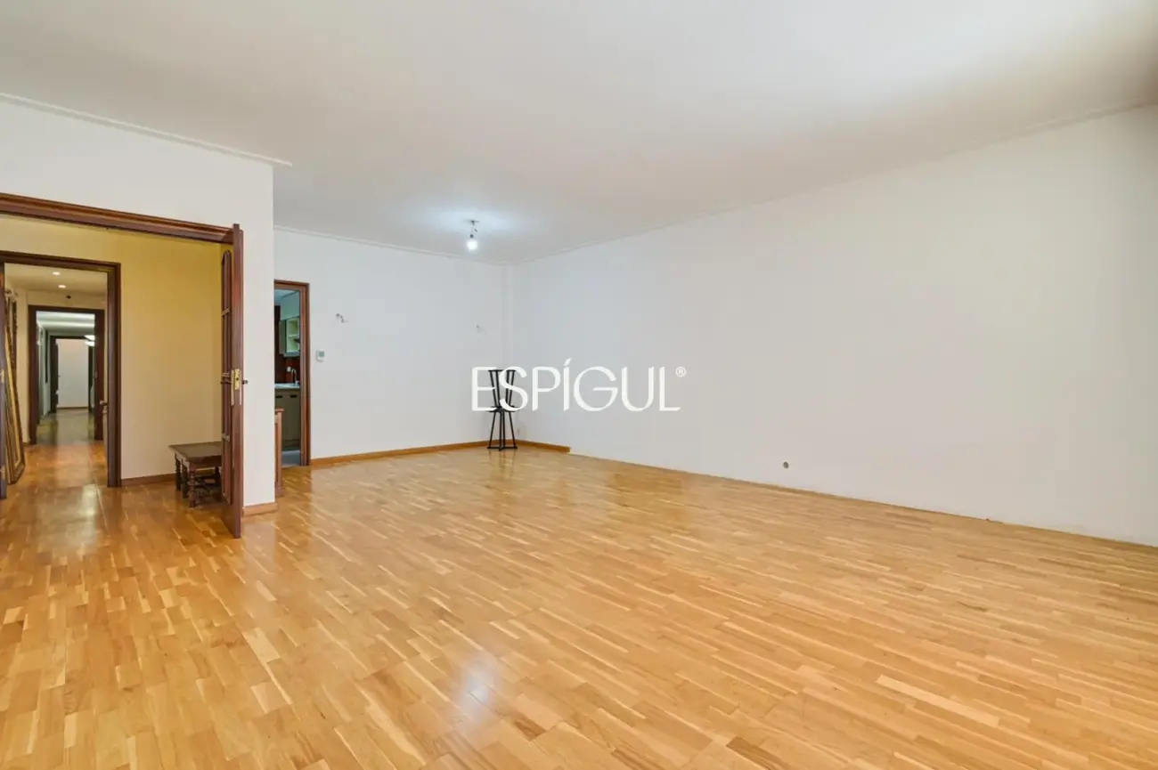 Amplio piso a reformar en venta en barrio de Sants