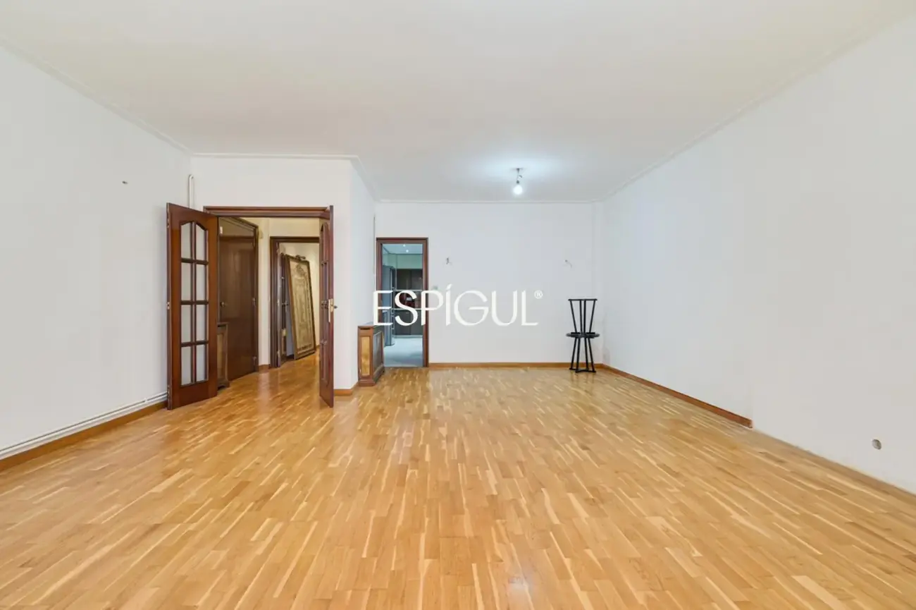 Amplio piso a reformar en venta en barrio de Sants