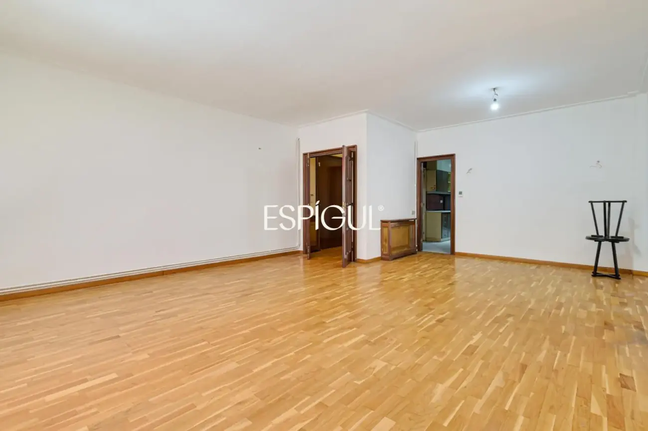 Amplio piso a reformar en venta en barrio de Sants