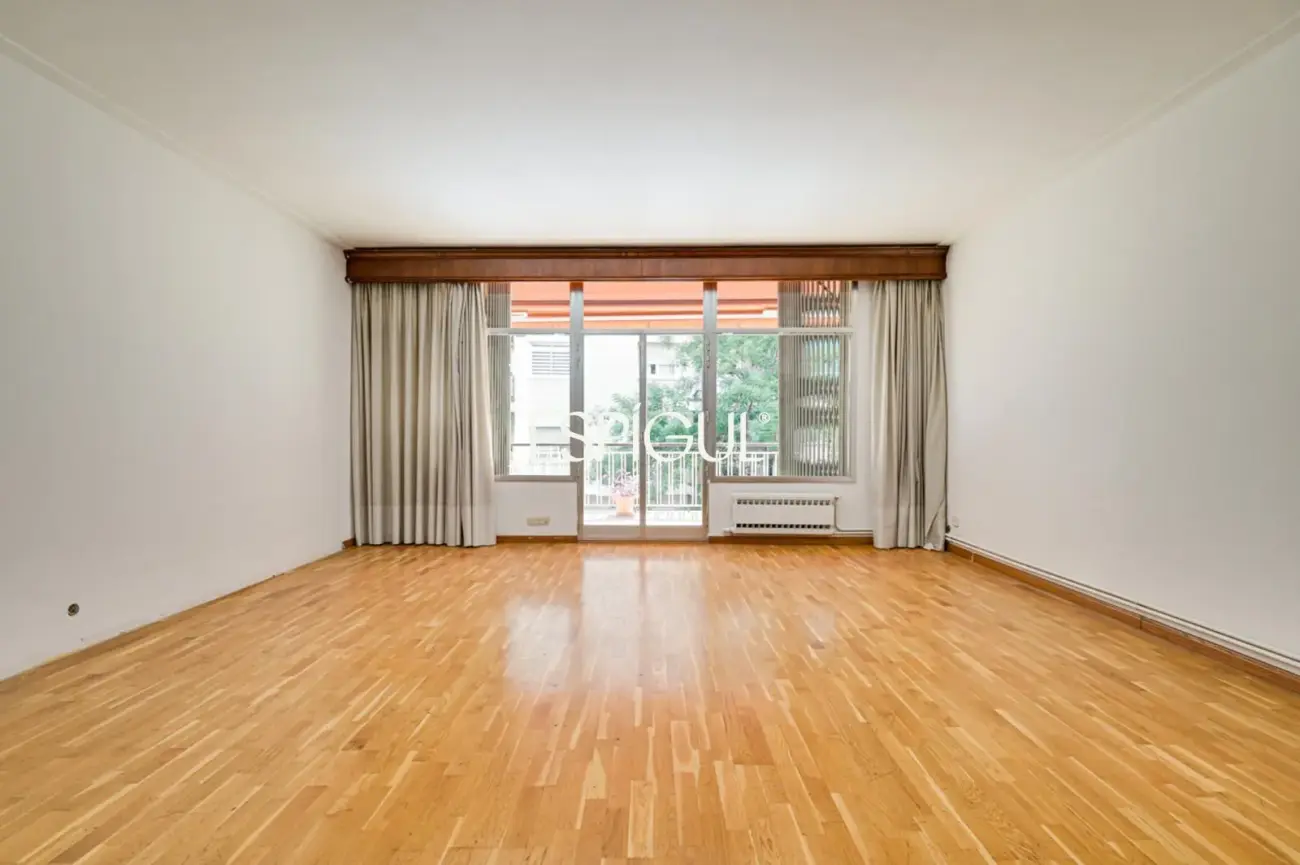 Amplio piso a reformar en venta en barrio de Sants
