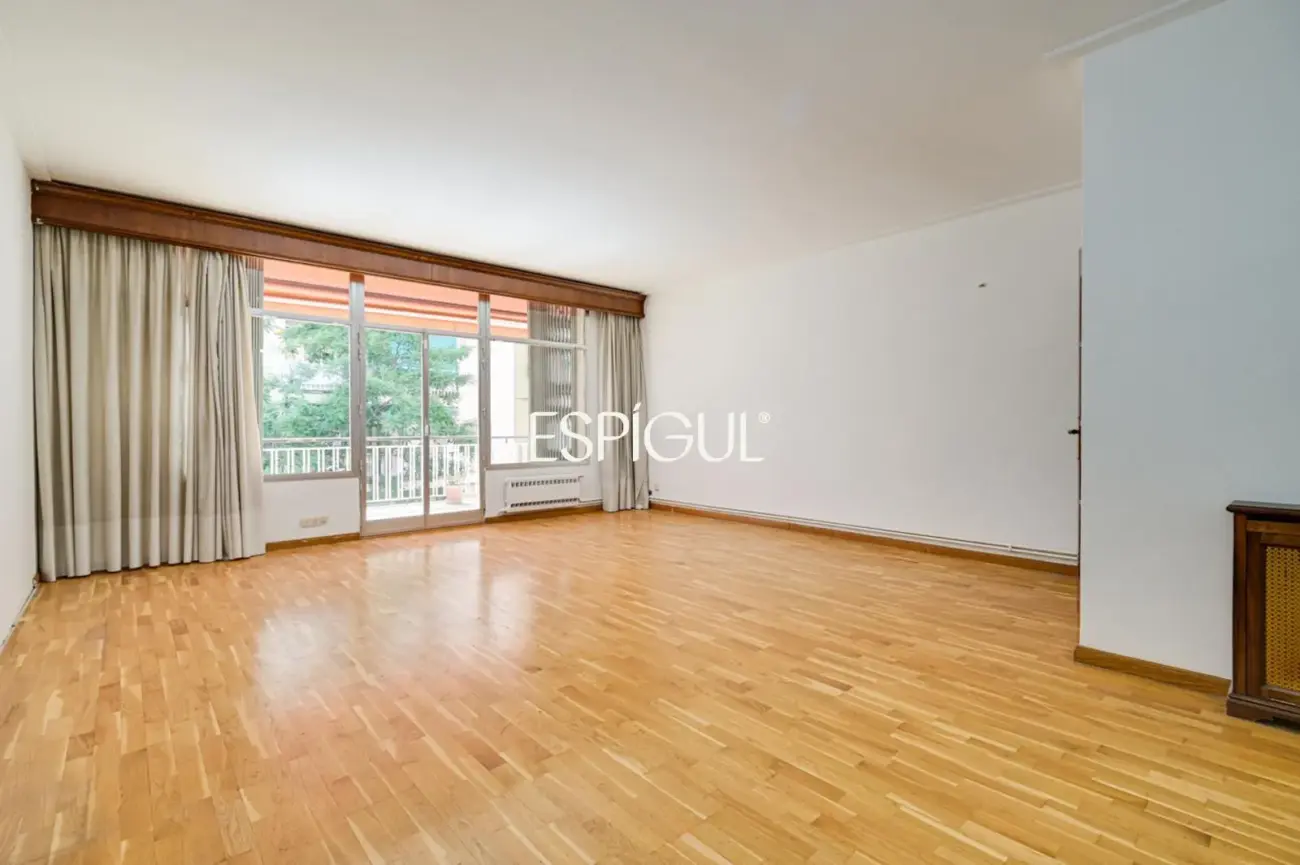 Amplio piso a reformar en venta en barrio de Sants