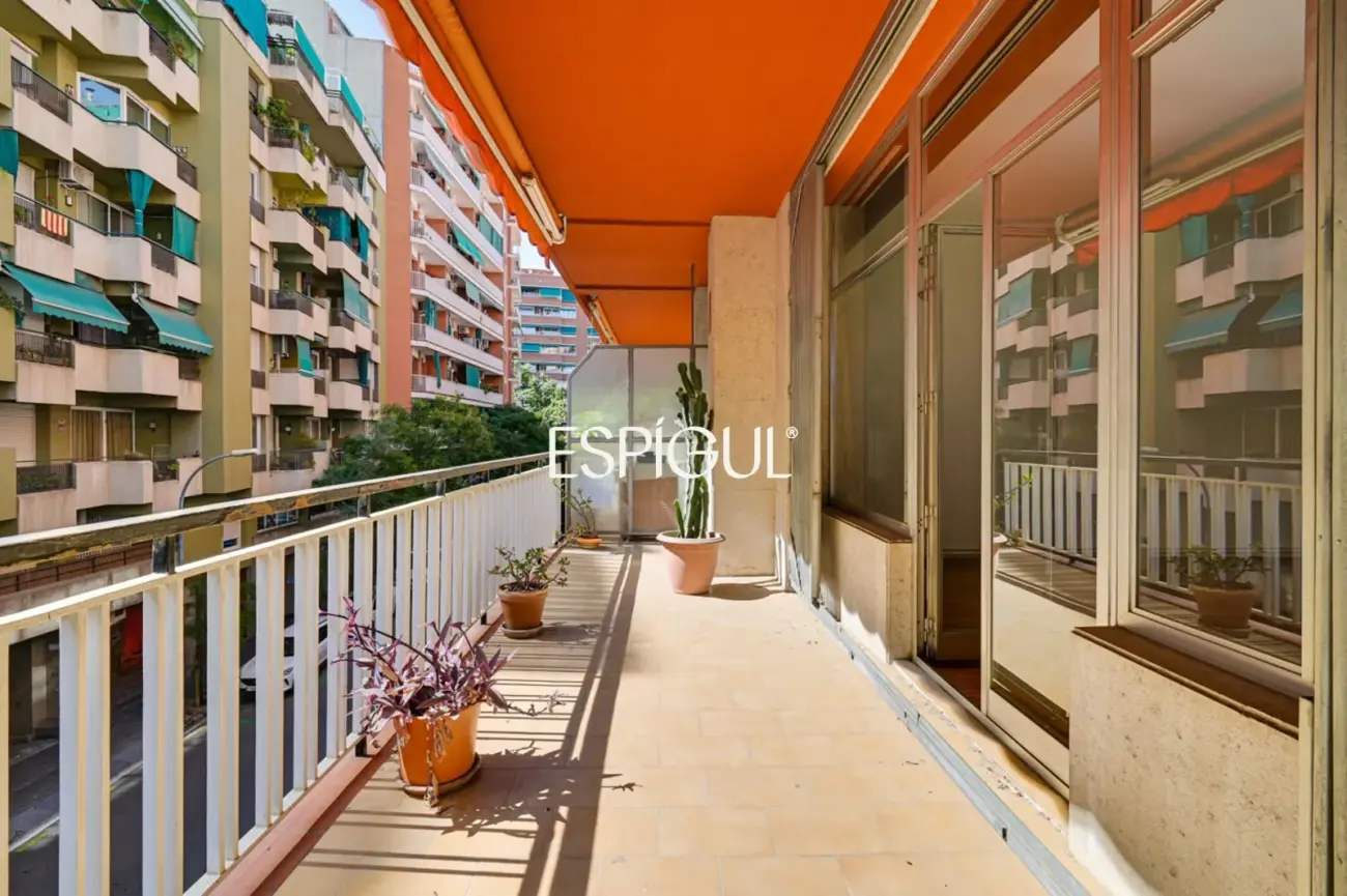 Amplio piso a reformar en venta en barrio de Sants