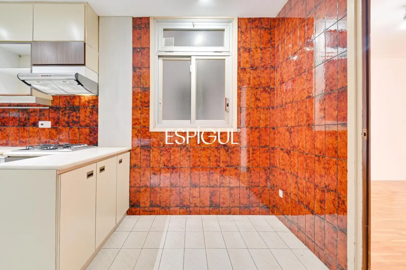 Amplio piso a reformar en venta en barrio de Sants