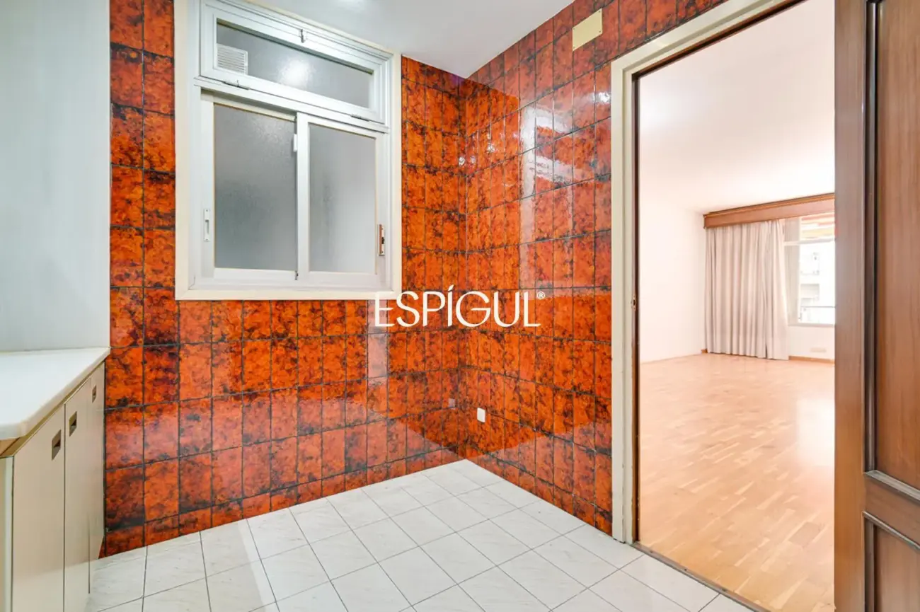 Amplio piso a reformar en venta en barrio de Sants