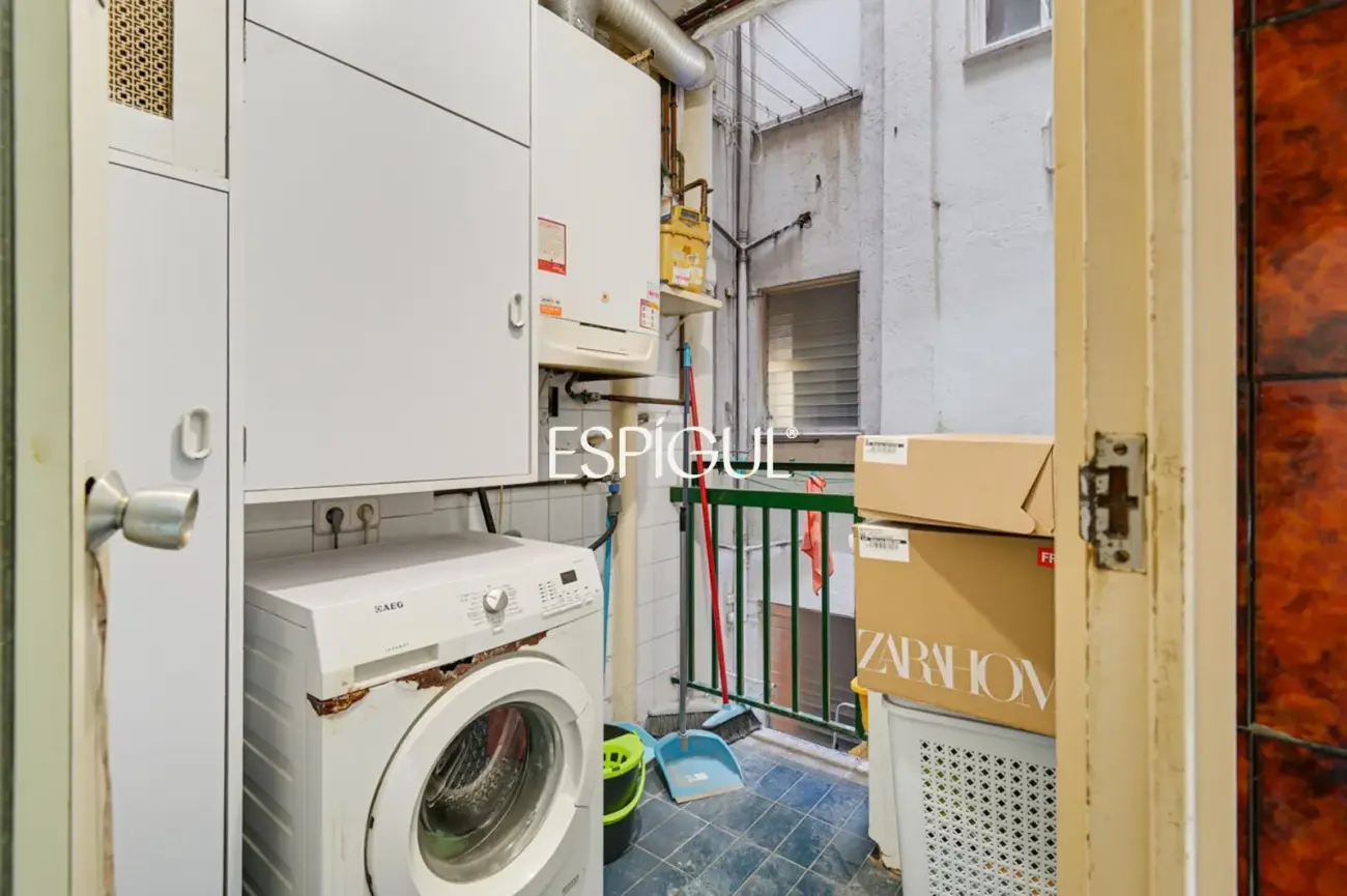 Amplio piso a reformar en venta en barrio de Sants