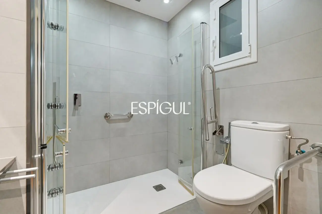 Amplio piso a reformar en venta en barrio de Sants
