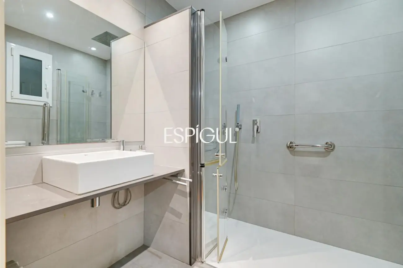 Amplio piso a reformar en venta en barrio de Sants