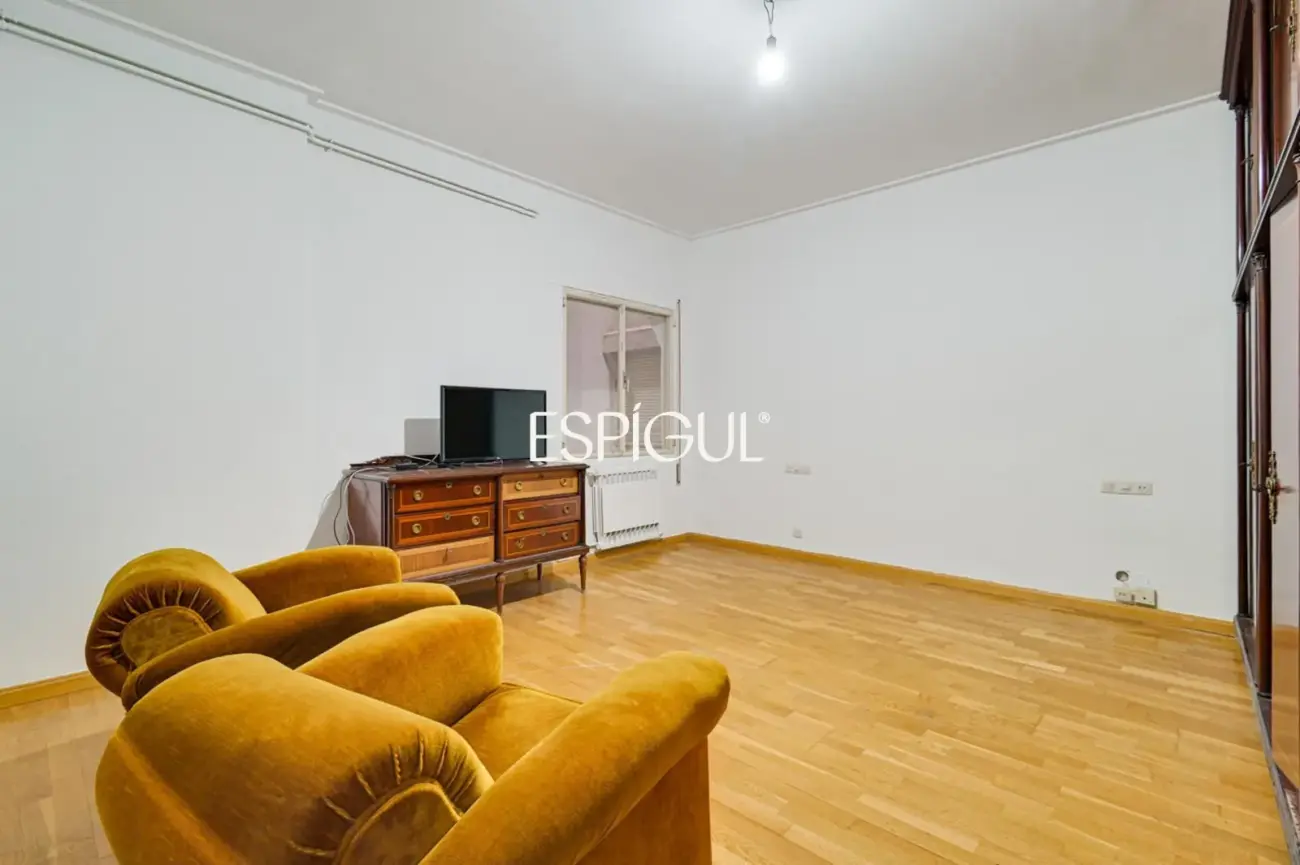 Amplio piso a reformar en venta en barrio de Sants