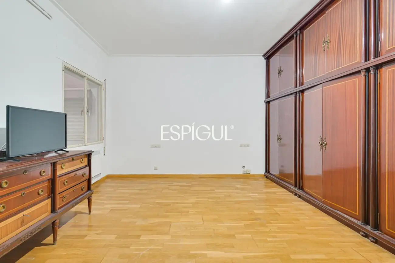 Amplio piso a reformar en venta en barrio de Sants