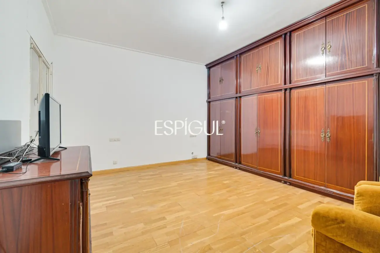 Amplio piso a reformar en venta en barrio de Sants
