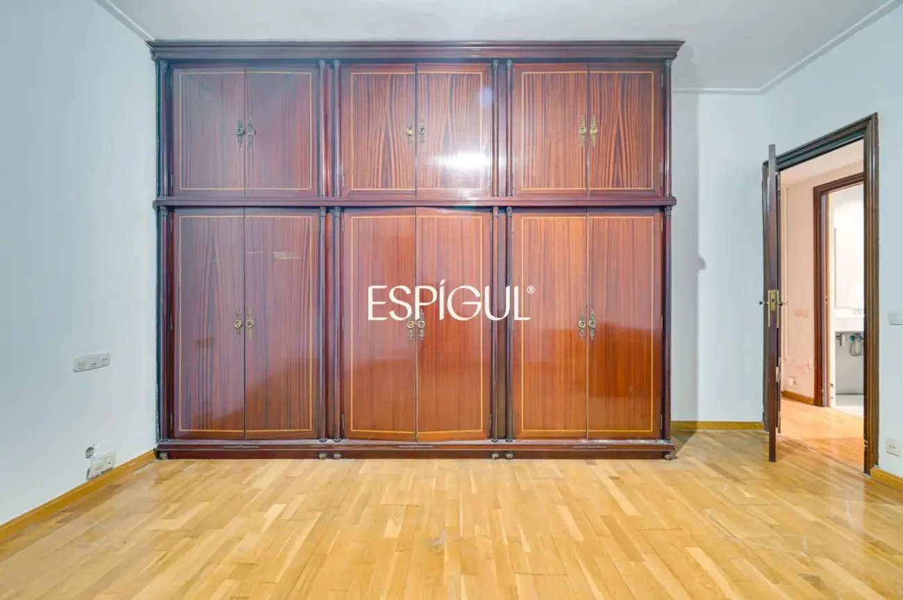 Amplio piso a reformar en venta en barrio de Sants