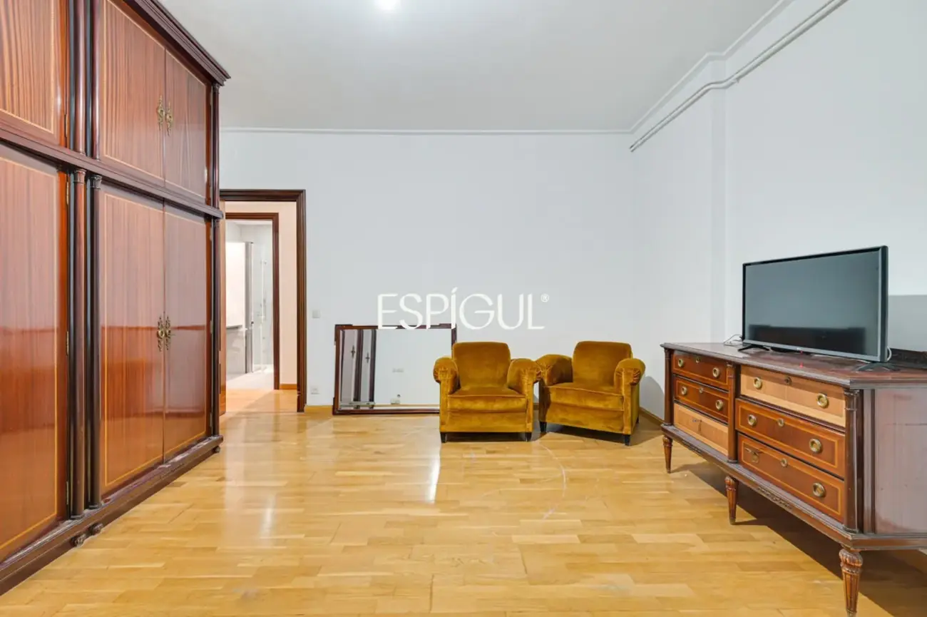 Amplio piso a reformar en venta en barrio de Sants