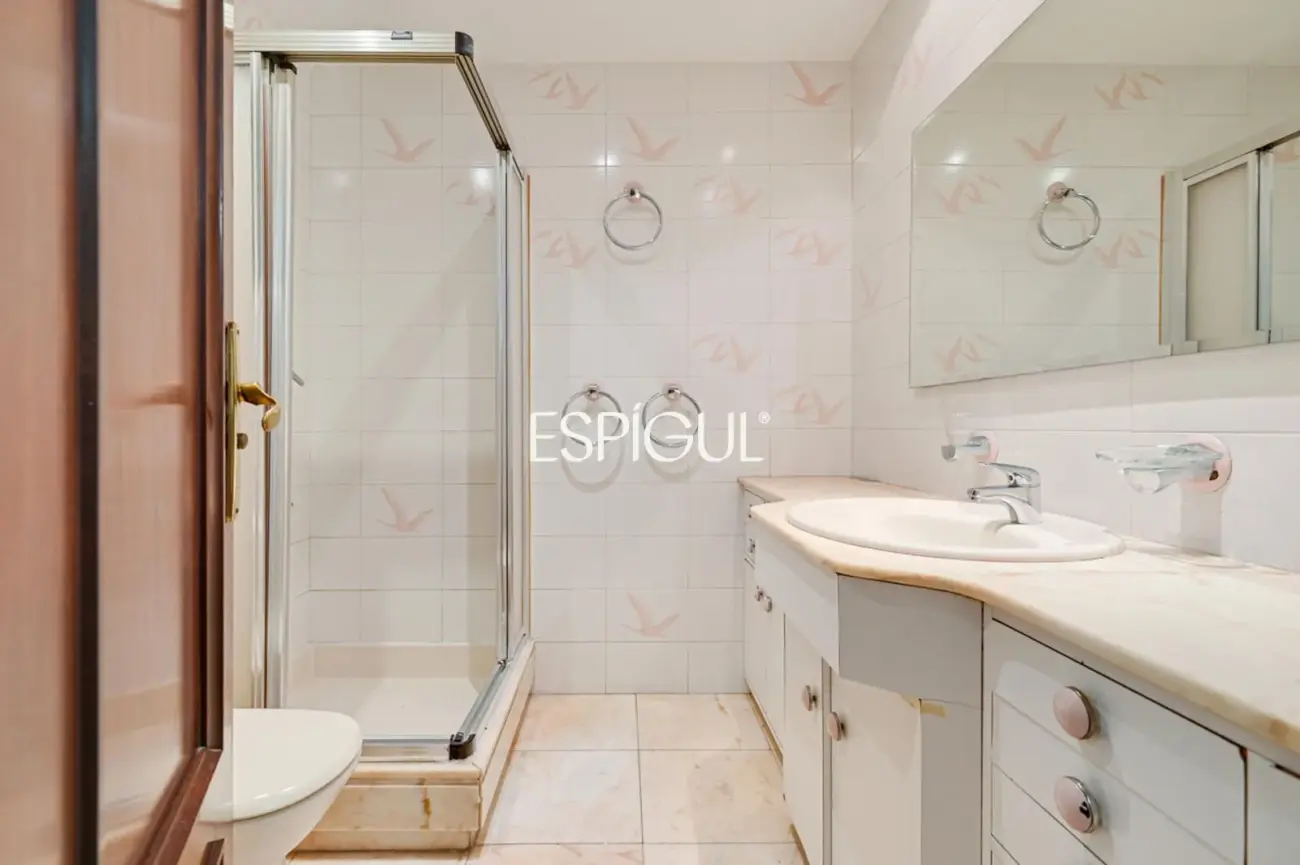 Amplio piso a reformar en venta en barrio de Sants