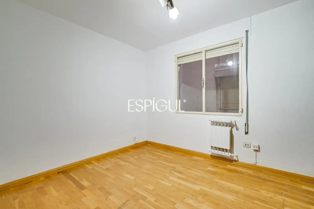 Amplio piso a reformar en venta en barrio de Sants