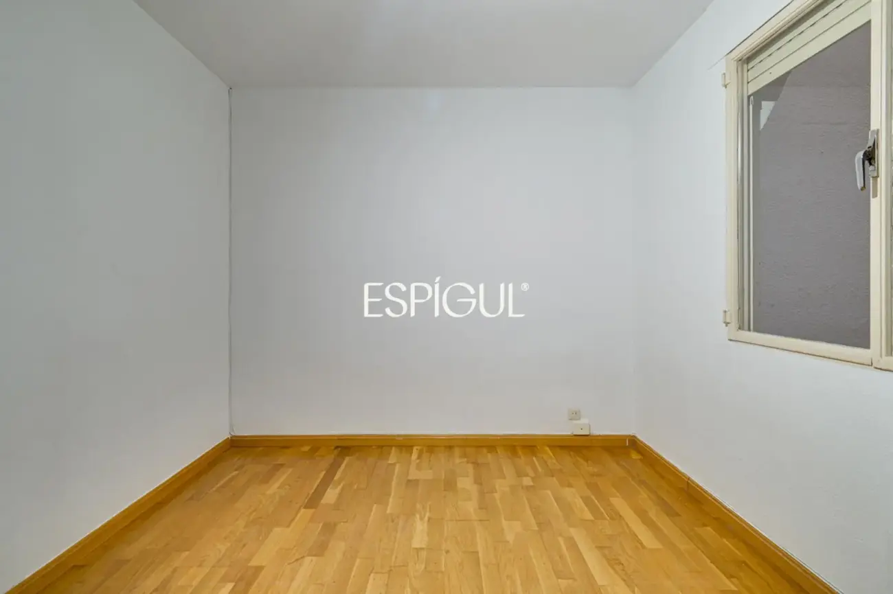 Amplio piso a reformar en venta en barrio de Sants
