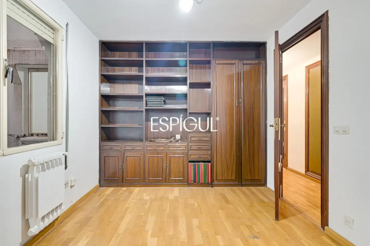 Amplio piso a reformar en venta en barrio de Sants