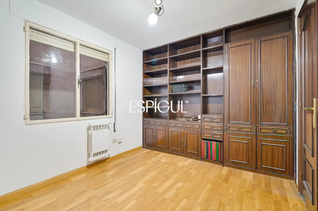 Amplio piso a reformar en venta en barrio de Sants