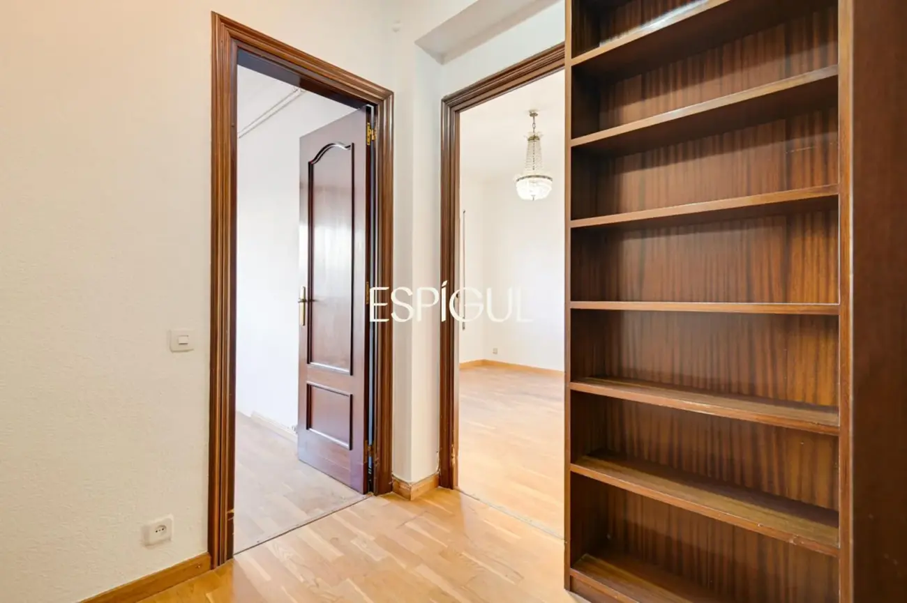 Amplio piso a reformar en venta en barrio de Sants