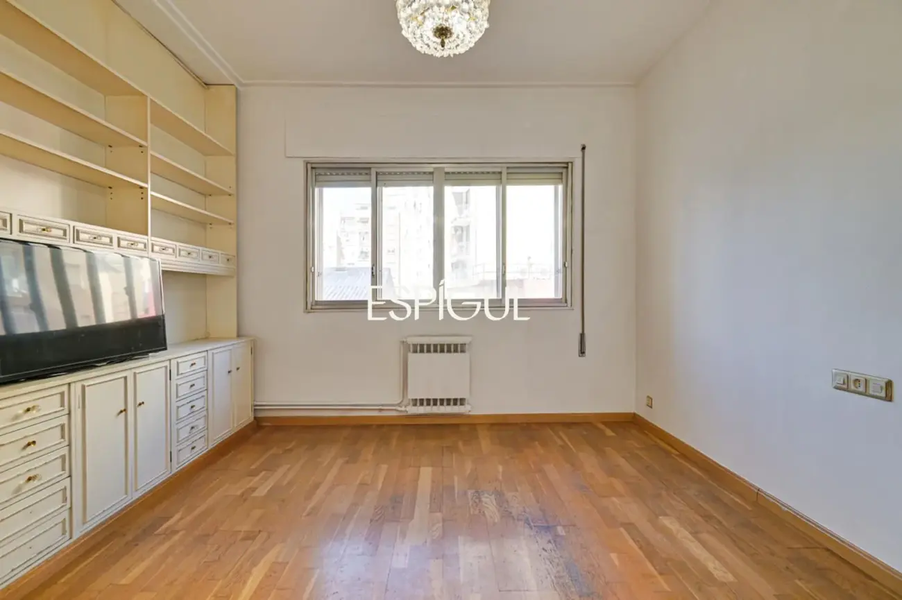 Amplio piso a reformar en venta en barrio de Sants