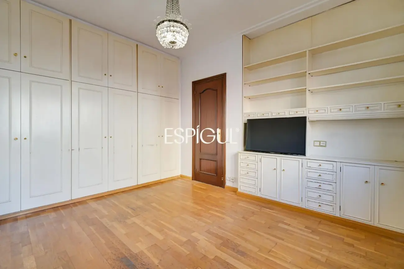 Amplio piso a reformar en venta en barrio de Sants