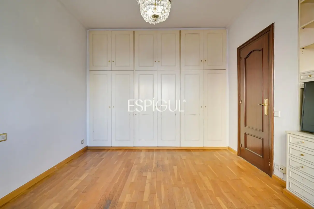 Amplio piso a reformar en venta en barrio de Sants