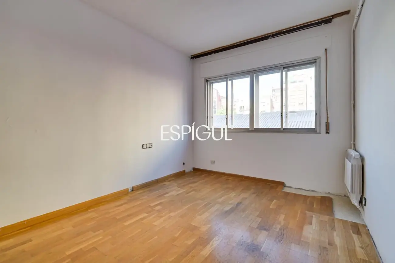 Amplio piso a reformar en venta en barrio de Sants