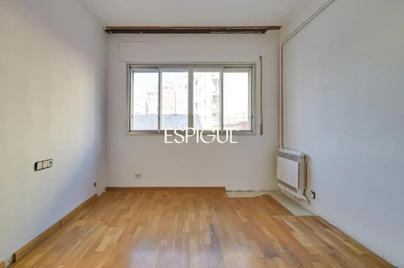 Amplio piso a reformar en venta en barrio de Sants
