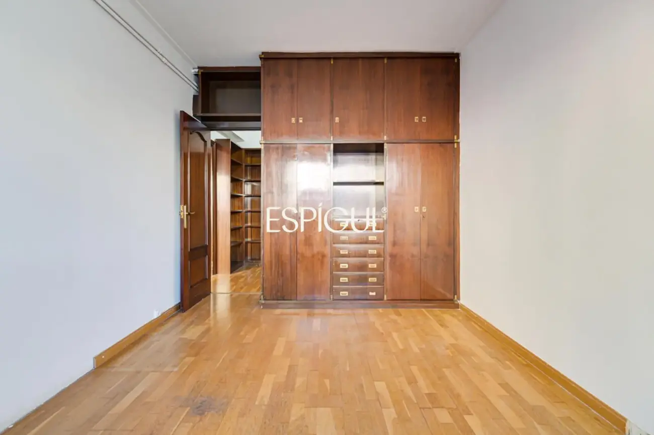 Amplio piso a reformar en venta en barrio de Sants