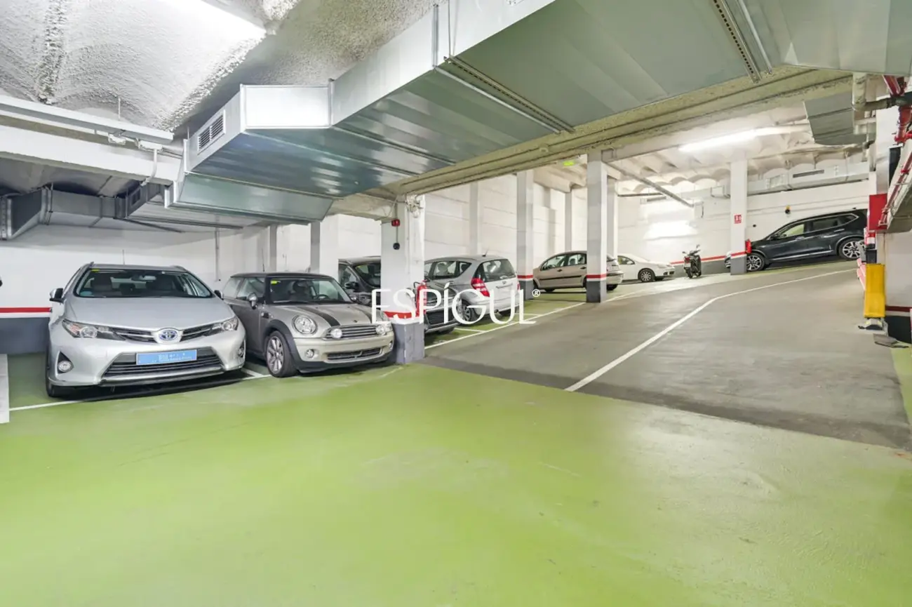Amplio piso a reformar en venta en barrio de Sants