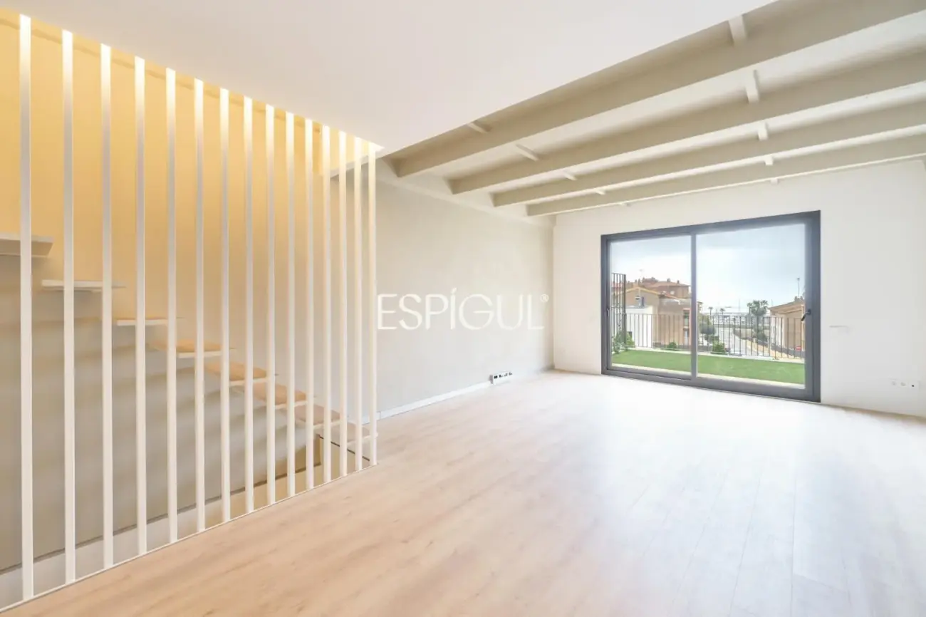 Casa adosada de obra nueva con piscina comunitaria frente al Port Balís, en Sant Andreu de Llavaneres