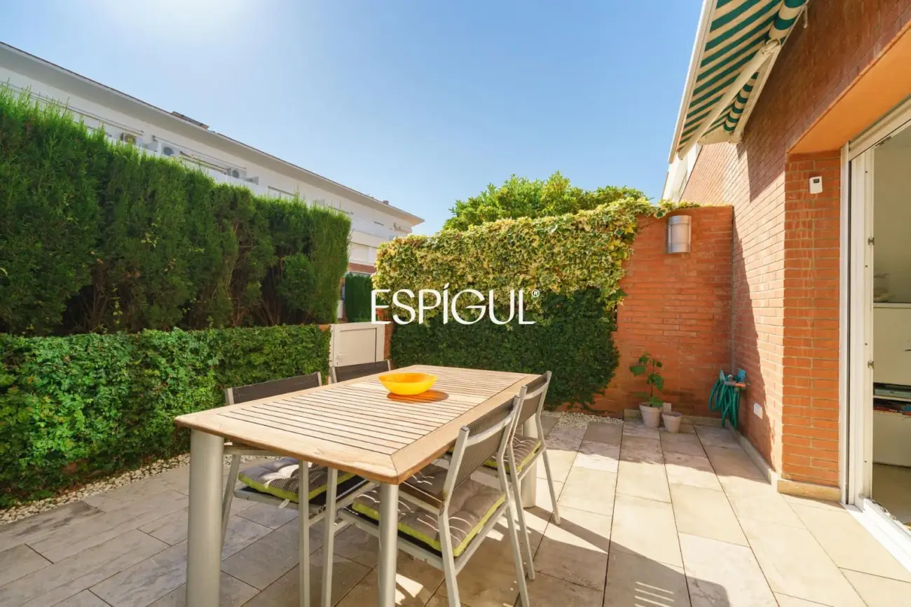Casa adosada en venta en Premià de Mar con zona comunitaria y a pocos metros de la playa.