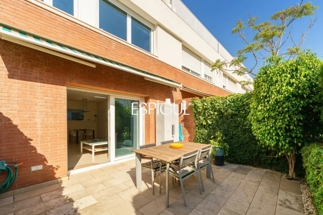 Casa adosada en venta en Premià de Mar con zona comunitaria y a pocos metros de la playa.