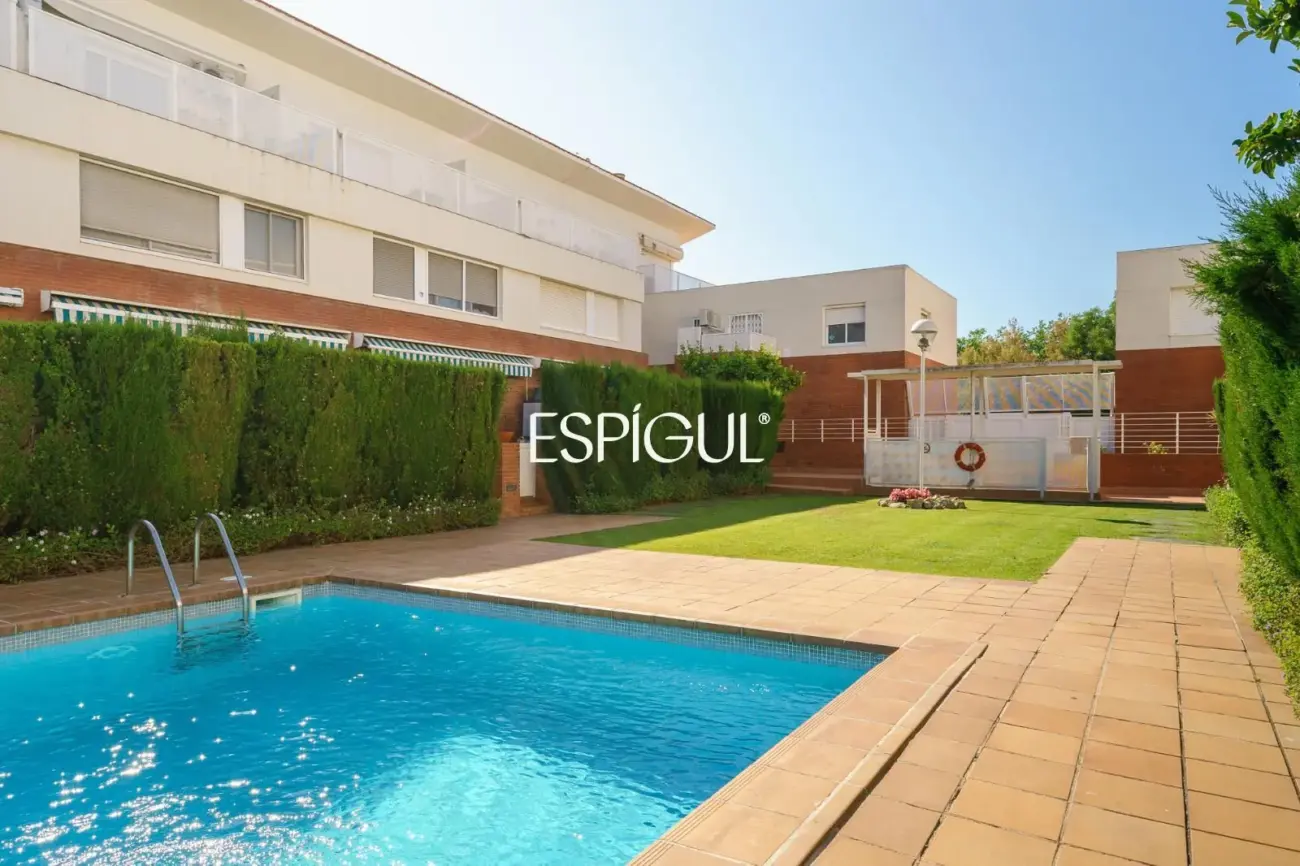 Casa adosada en venta en Premià de Mar con zona comunitaria y a pocos metros de la playa.