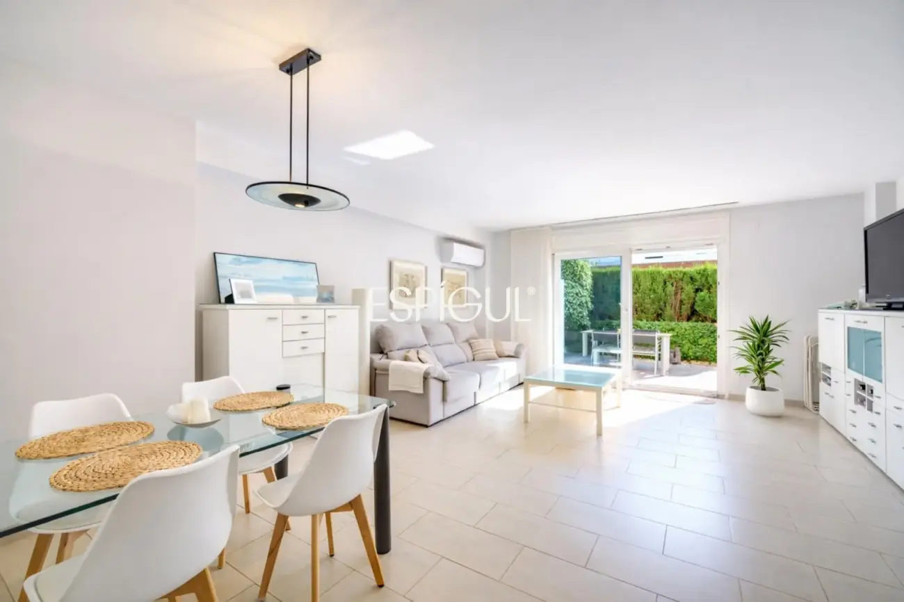 Casa adosada en venta en Premià de Mar con zona comunitaria y a pocos metros de la playa.