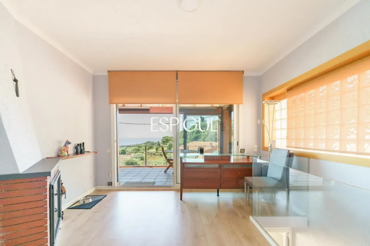 Villa indépendante avec grand terrain et vue sur la mer dans une urbanisation de Teià