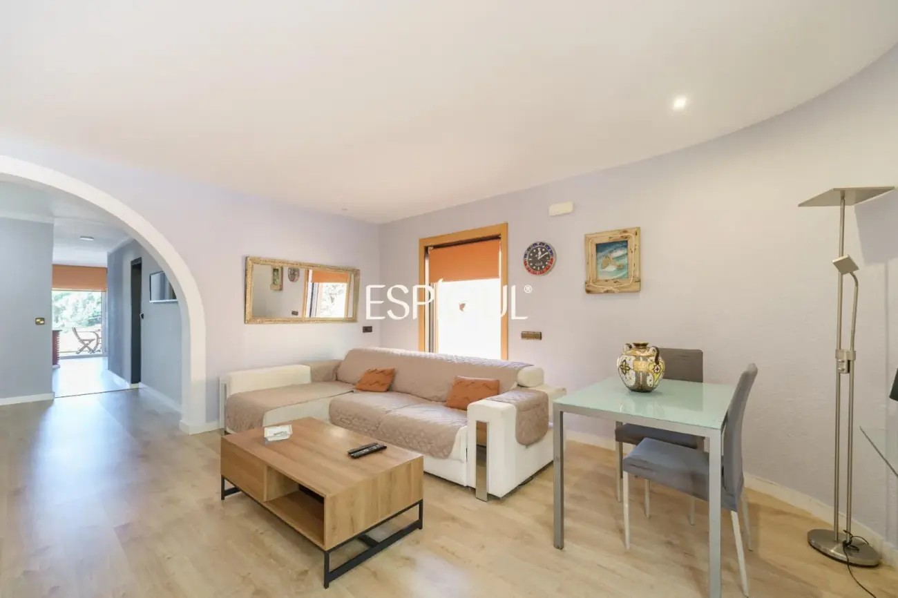 Villa indépendante avec grand terrain et vue sur la mer dans une urbanisation de Teià