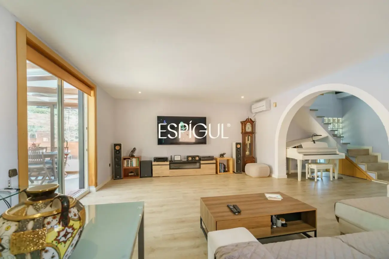 Villa indépendante avec grand terrain et vue sur la mer dans une urbanisation de Teià