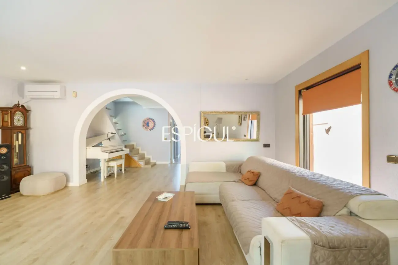 Villa indépendante avec grand terrain et vue sur la mer dans une urbanisation de Teià